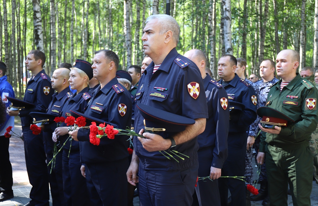В Югре военнослужащие и сотрудники Росгвардии приняли участие в памятном мероприятии, посвященном 81-й годовщине окончания Ленинградской битвы