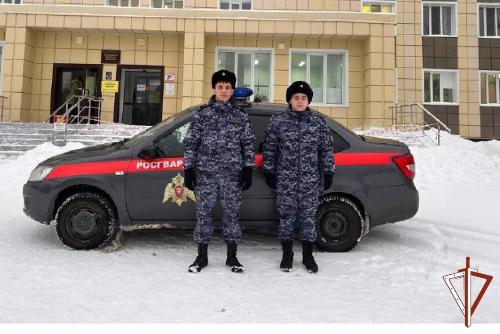 В Югре росгвардейцы разыскали заблудившуюся в лесу местную жительницу