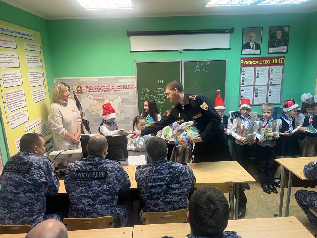 Сотрудников Росгвардии, заступающих на дежурство в новогодние праздники, поздравили гимназисты г. Ханты-Мансийска