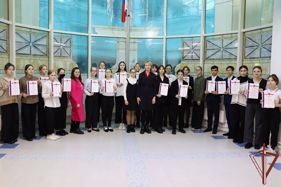 Офицеры Росгвардии подвели итоги конкурса детского рисунка «Битва за Сталинград» в Югре