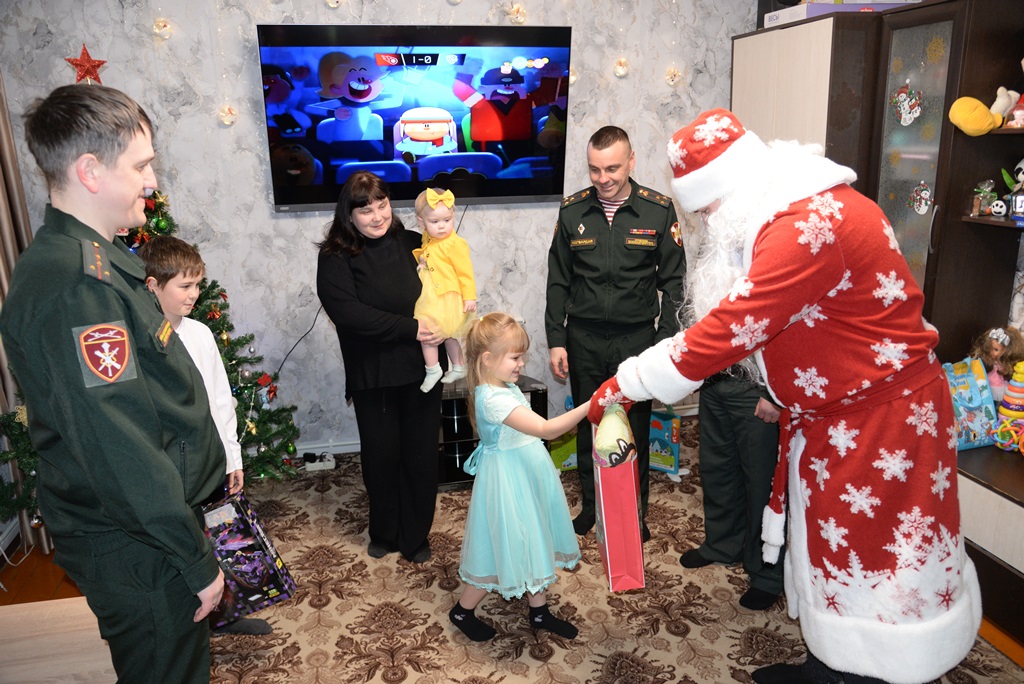 В Югре Росгвардия исполнила мечту 9-летнего Кирилла из многодетной семьи