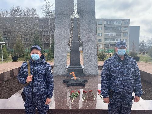 В рамках Всероссийской акции «Росгвардия.Гид» сотрудники Росгвардии посетили "Мемориал Славы" в Сургуте