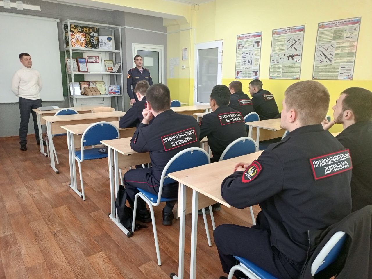 Ко Дню России сотрудники Росгвардии провели профориентационные встречи с выпускниками Югры
