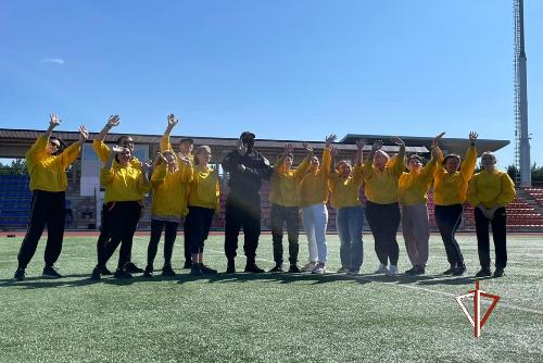 Сотрудники спецназа Росгвардии провели утреннюю зарядку для молодежи Сургута