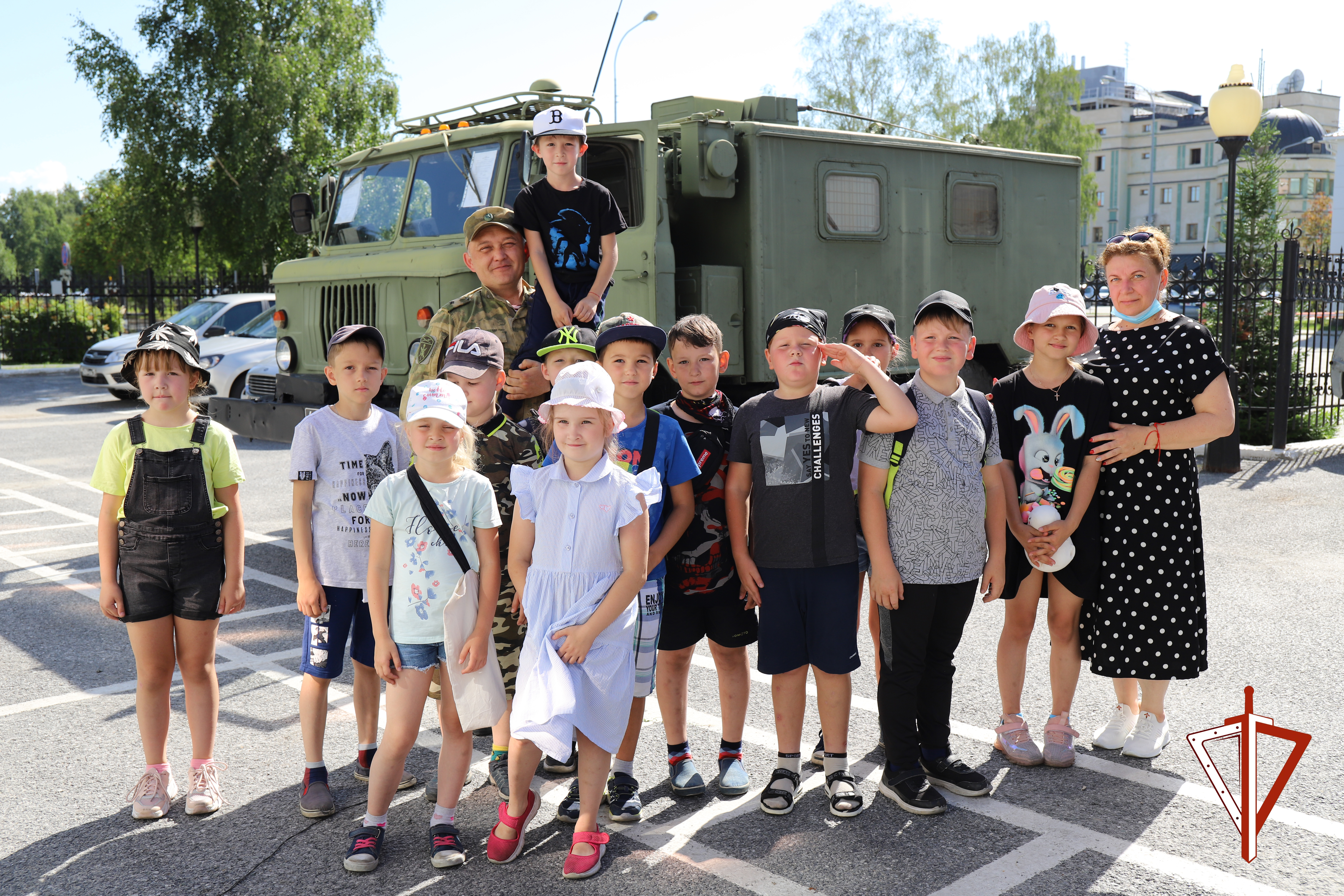 Росгвардейцы познакомили воспитанников ханты-мансийского Центра социальной помощи семье и детям с профессией военного связиста