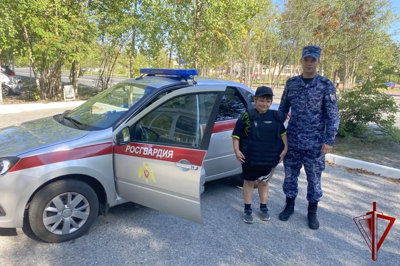 Сотрудники Росгвардии исполнили мечту юного когалымчанина