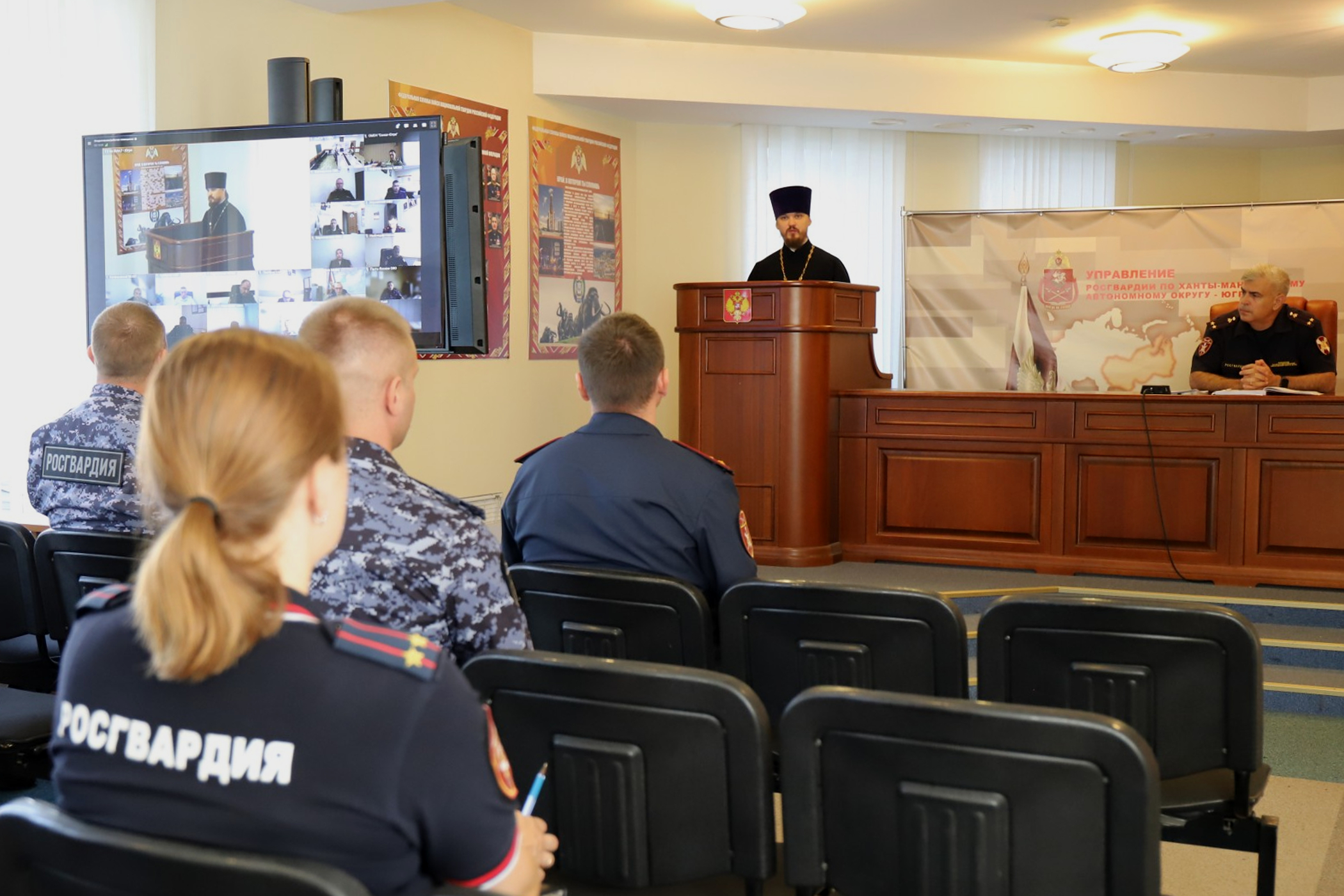 В Югре военнослужащие и сотрудники Росгвардии почтили память святого равноапостольного князя Владимира