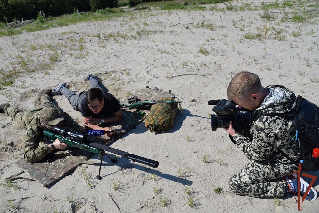Росгвардия познакомила журналистов Югры с профессией снайпера 