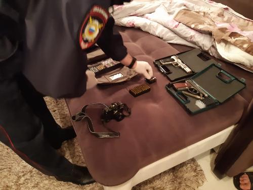 В Югре при содействии сотрудников СОБР Росгвардии задержан сургутянин, подозреваемый в незаконном обороте оружия (Видео)