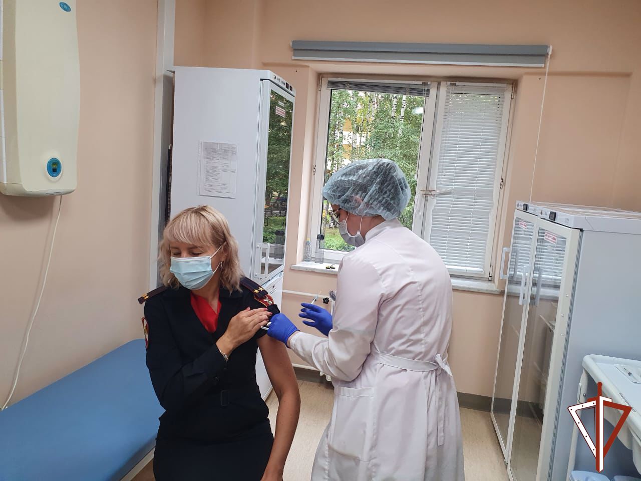 В Югре личный состав Росгвардии проходит ревакцинацию от COVID-19
