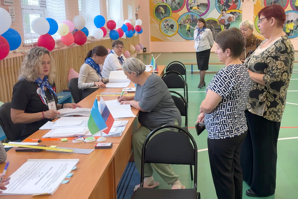 003-п. Горноправдинск, работа УИК, голосование.MOV_snapshot_00.01.043.jpg